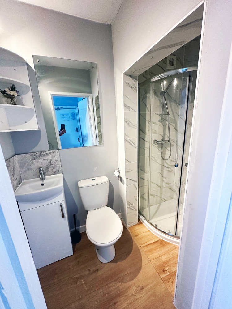 Modern en-suite with shower